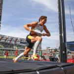 Duplantis eleva su trono: nuevo récord del mundo en salto con garrocha
